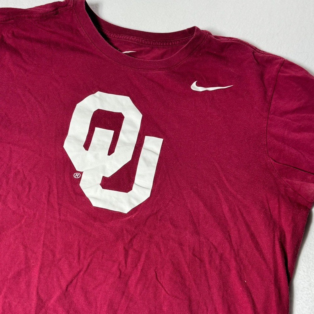 Nike Oklahoma Sooners T-Shirt Mens Large Crimson Red OU Logo Athletic Cut Tee